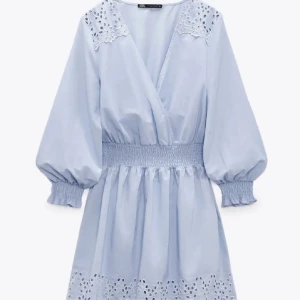 Zara klänning  - Super söt blå zara klänning. I nyskick då den aldrig kommit till användning. Passar bra på mig som brukar bära S. Nypris 400!