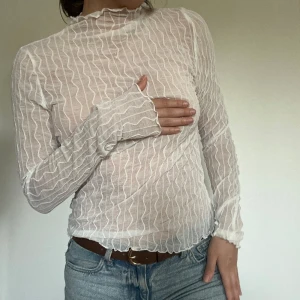 Genomskinlig topp - Från Gina tricot i strl Xl men passar mig som har S i vanliga fall🫶🏼 Knappt använd