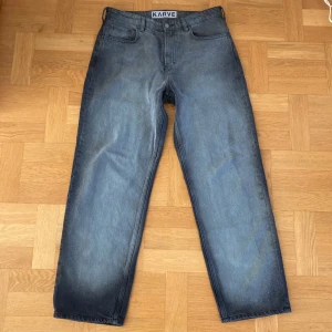 Baggy jeans - Säljer nu denna sjukt snygga jeansen från KARVE i mycket bra skick | Byxorna har ett riktigt snygg fade som sticker ut.