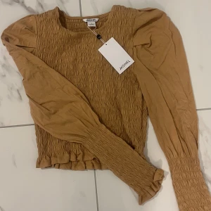 Blus - Snygg beige tröja från monki som aldrig används, alltså helt ny med prislapp på. Pris går alltid att diskutera!🫶🏻