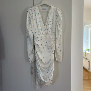 Adoore klänning  - Vitt klänning med blå blommor på. Från adoor, i bra skick.