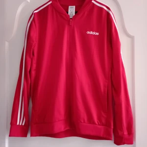 Adidas tröja  - Sparsamt använd Adidas tröja i storlek L.