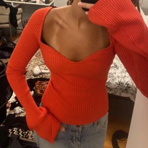 Stickad topp - En skit snygg röd stickad topp från h&m. Storlek S