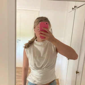 Festtopp - Super fin glansig,vit topp som passar perfekt till student, Mösspåtagning, fest och till vardags.  Köpt för ca en månad sedan💕