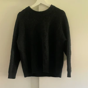 Stickad grön/svart tröja  - Fin svart stickad tröja som skiftar i grönt och har storlek M/S