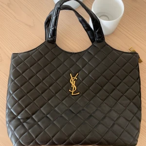 YSL väska - Snygg YSL väska i en större storlek! Köparen står för frakt ❣️