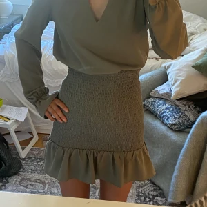 militärgrön klänning - Nästan helt oanvänd militärgrön Zaraklänning! super fin att ha en stickad över❤️Storlek XS men passar också S! Pris kan diskuteras😊