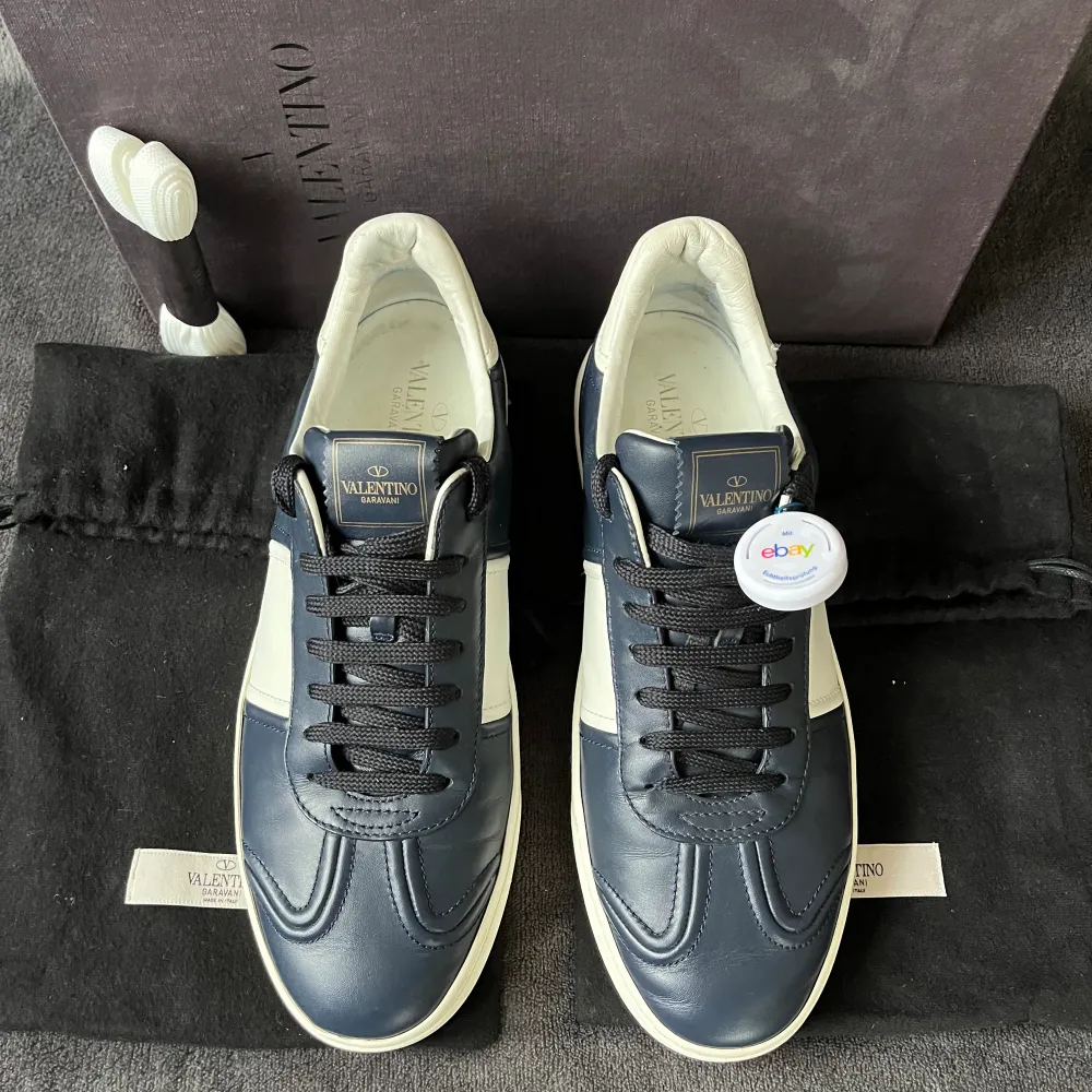 Säljer dessa riktigt laidback Navy Blue Flycrews🔵 | Med eBay äkthetsbevis! (se bild) | Allt OG medföljer (box, dustbags & extra snören) | Storlek 43 (passar 43-44) | Skorna är endast använda 1-2 gånger | Alla nitar kvar | Mer bilder finns :). Skor.