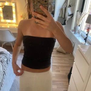 Tröja - Säljer denna jättefina svarta crop topp som även kan användas som mini kjol💗
