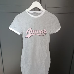 Klänning  - Klänning med tryck. Skönt material o den är i bra skick. Nästan knälängd (kortare)  på mig som är 166 cm