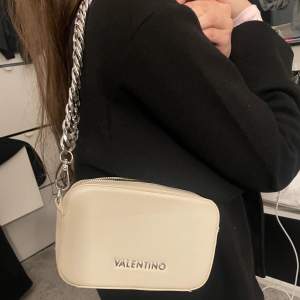Valentino väska som kommer med två olika remmar😍