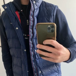 Gant väst - Använd sparsamt, tillförsäkjning då den inte används. Vid ytterligare frågor tveka inte på att höra av dig.