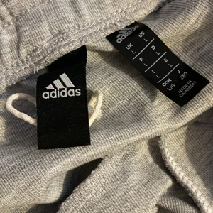 Adidasbyxor  - Säljer helt nya Adidasbyxor storlek L
