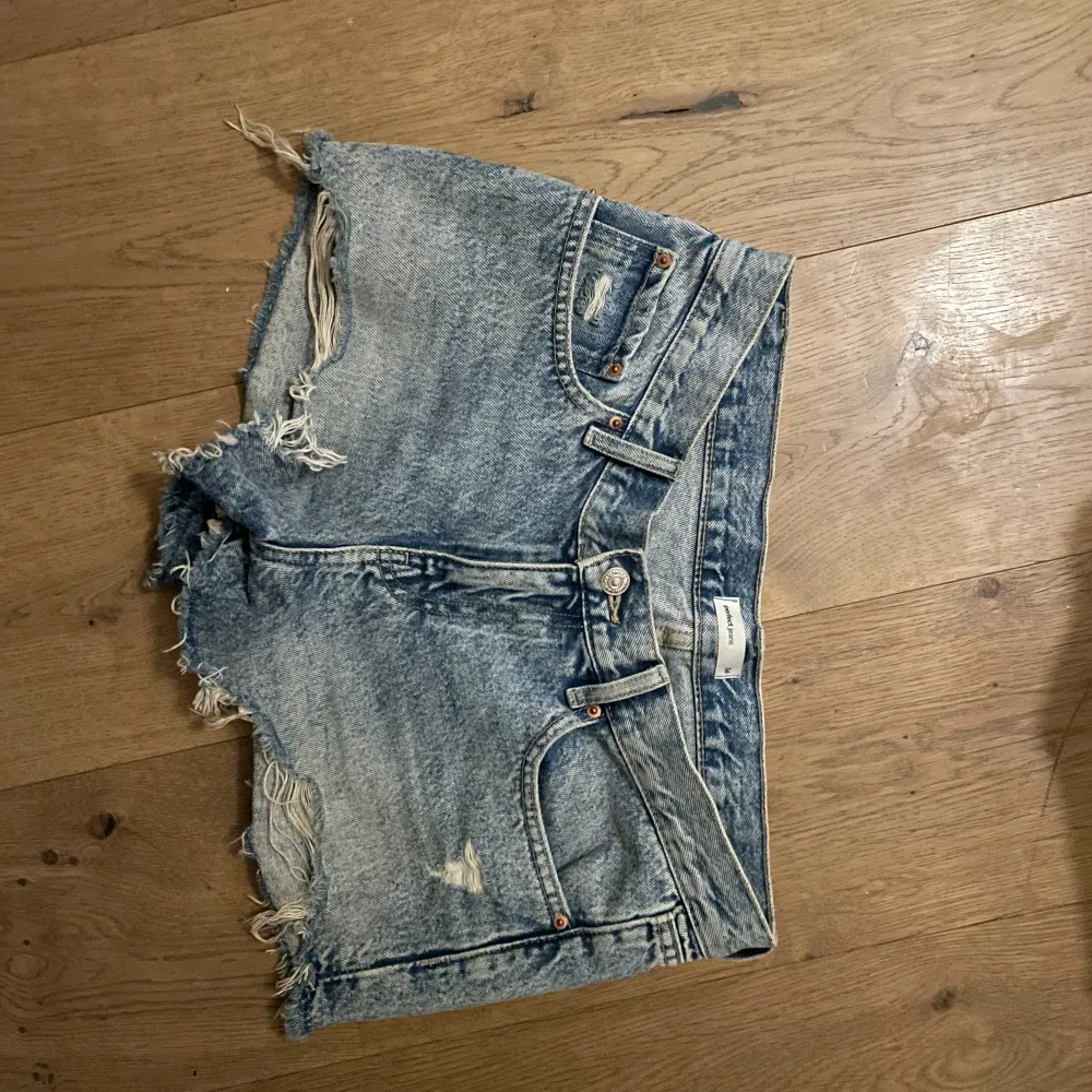 Snygga lågmidjade jeans shorts från Gina i nyskick!🥰. Jeans & Byxor.