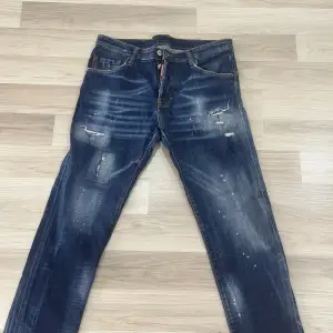 Dsquared2 jeans, i en jätte bra skick. Använd bara ett par gånger. Säljer för den var lite för stor. 