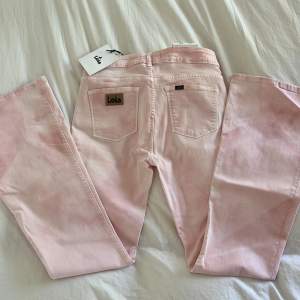 Så sjukt snygga rosa lite tie dye jeans ifrån Lois. 🩷Helt nya med lappar, säljer då dem är för stora. Storlek w28 l34. Innerbenslängd: 86 cm Midjemått tvärs över : 40 cm Benvidd:28cm