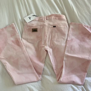 Rosa Lois jeans - Så sjukt snygga rosa lite tie dye jeans ifrån Lois. 🩷Helt nya med lappar, säljer då dem är för stora. Storlek w28 l34. Innerbenslängd: 86 cm Midjemått tvärs över : 40 cm Benvidd:28cm