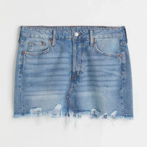 Jeanskjol - Jätte fin jeanskjol, som aldrig kommer till användning! Jag köpte denna kjol för ett år sen och bara använt den en gång!