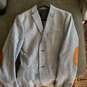 Kostym Jacka ljusblå  - Hej! Jätte fin kostym jacka använd några gånger bara och passar inte längre! Från Hm storlek 46