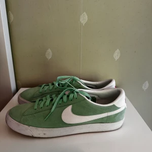 Nike sneakers 44,5 - Säljer ett par Nike skor sneakers i storlek 44,5. I god skick med notmal ”slitage”, se bilder. Skorna är gröna med vita detaljer. 