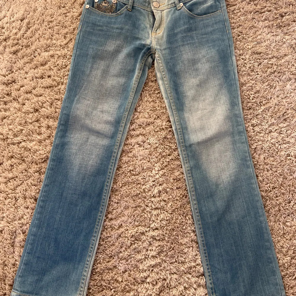 Säljer mina vintage Victoria Beckham jeans köpta i New york, då de inte kommer till användning. Inga defekter, perfekt färg till sommaren och jättesnygga fickor. Skriv privat för egna frågor eller bilder.💗😊. Jeans & Byxor.