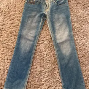 Säljer mina vintage Victoria Beckham jeans köpta i New york, då de inte kommer till användning. Inga defekter, perfekt färg till sommaren och jättesnygga fickor. Skriv privat för egna frågor eller bilder.💗😊