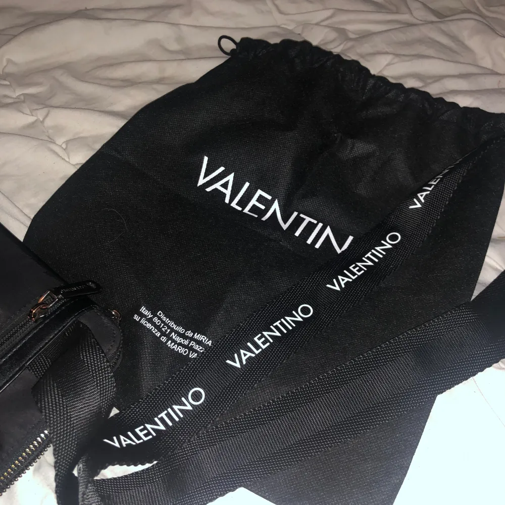 Jag säljer min valentino väska för den aldrig används och den är i 10/10 skick ingen fel med den alls. Hör av er vid funderingar osv.. Accessoarer.