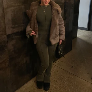 Matchande set- Maniere de voir - Använd 1 gång, säljs pga ingen användning. Nypris 1800kr utan frakt. Toppen är i storlek 36 och byxorna i 38.