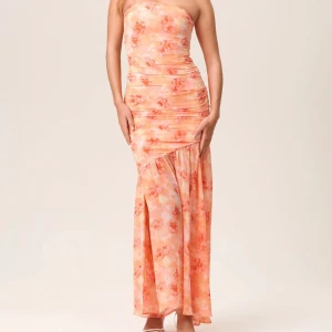 INTRESSEKOLL klänning från adoore - Klickade hem denna klänningen från adoore, men den passade inte mig. Vid bra bud säljer jag den, den är helt oanvänd med lappar kvar. Slutsåld på hemsidan.💕💕