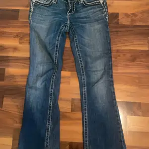 Jätte fina miss me jeans som är köpta för 1500, säljer på grund ut av att dem har blivit för stora. Små defekter skriv privat för bilder💕