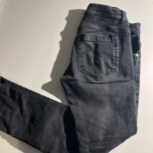 Dondup Jeans - Dondup george, svarta, strl 29. Bra skick: 8/10. Skriv vid vid frågor och funderingar!
