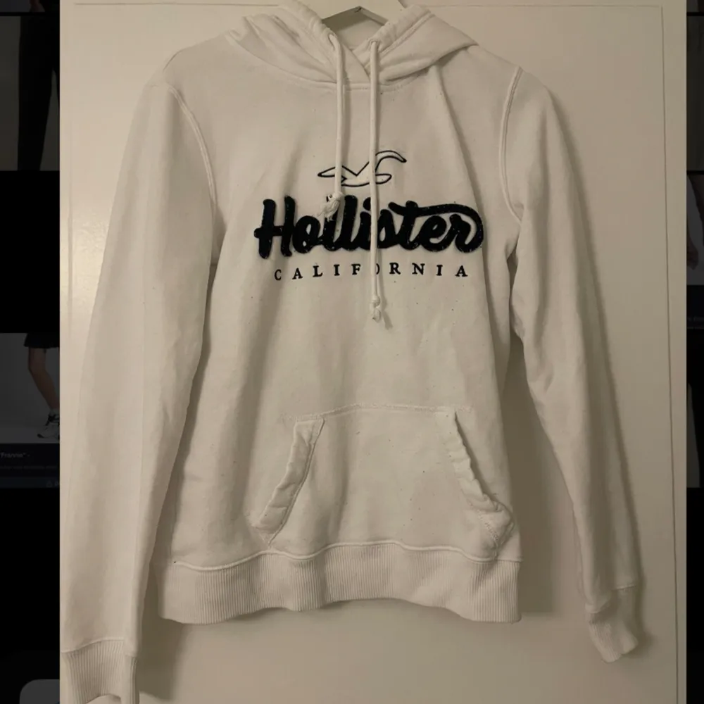 Säljer denna Hoodie ifrån Hollister då den inte används längre!❤️ Använd några gånger och är därför i ganska bra skick. *Tvättas Alltid*. Hoodies.