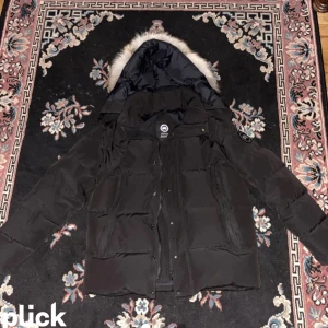  Canada goose jacka Black label  - Mycket bra skick , fin päls Priset går o diskutera! 
