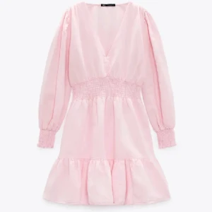 Rosa klänning  - Oanvänd klänningen från zara. Har tvättats en gång men aldrig använts. 🥰