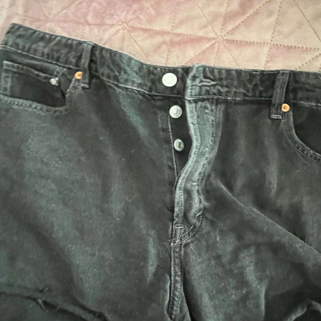 H&M Svarta slitna denimshorts - 91