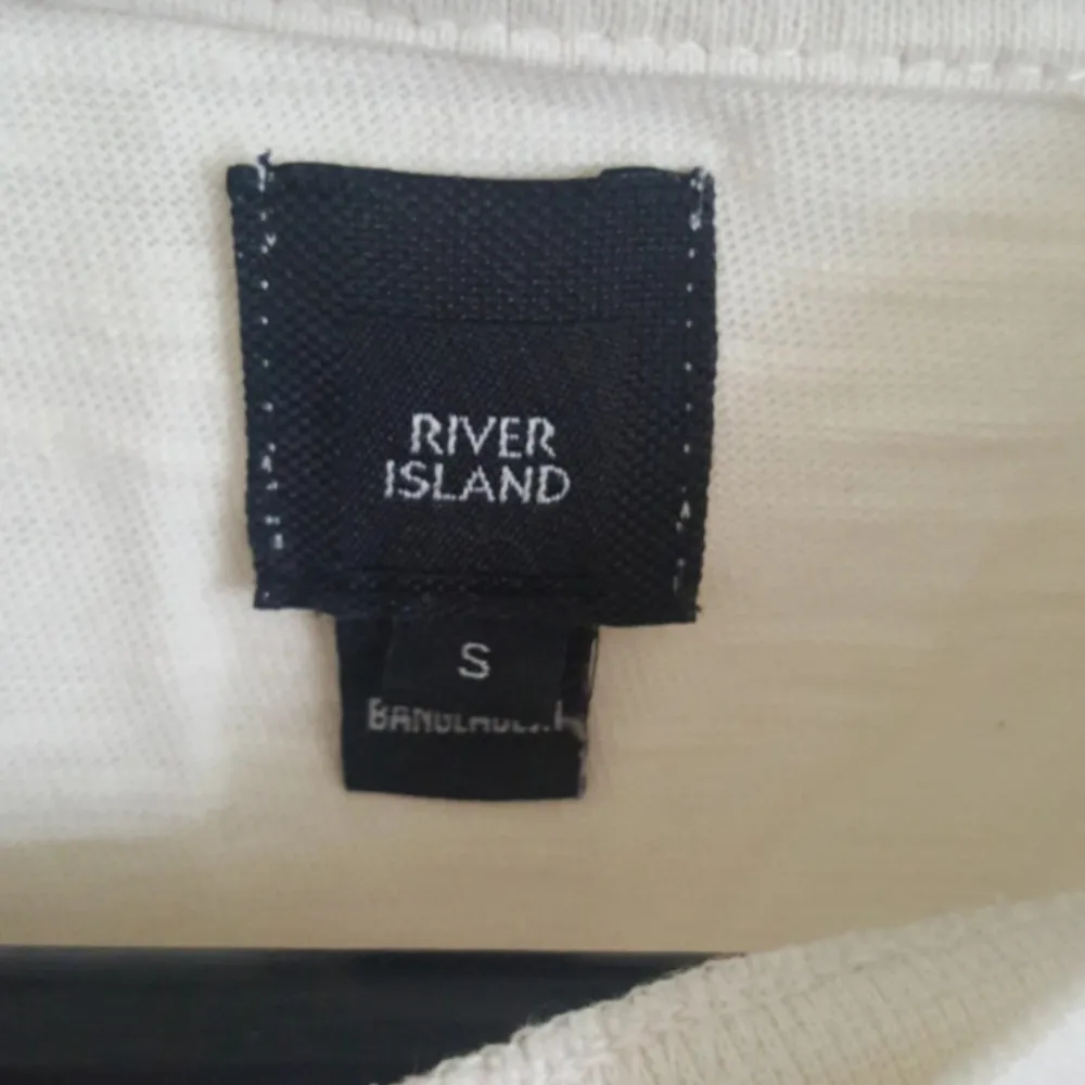 Beige T-shirt River Island i storlek S. Sparsamt använd.. T-shirts.