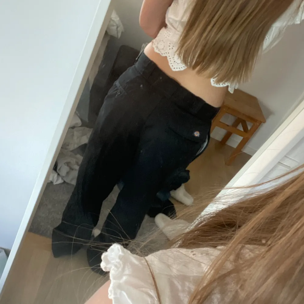 Säljer mina snygga coola Dickies byxor i storlek 29/30 och i modellen 874, som går att ha både vanligt och vika ner kanten. Nypris 800kr.  Midjemått rakt över: 37 cm (dem blir lite tajtare när man viker ner dem) Innerbenslängden: 74-75 cm. Jeans & Byxor.