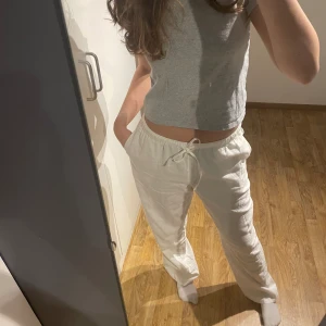 Linnebyxor - Superfina linnebyxor från bikbok. Endast använda en gpng då de tyvärr var för stora på mig. Nypris 499kr