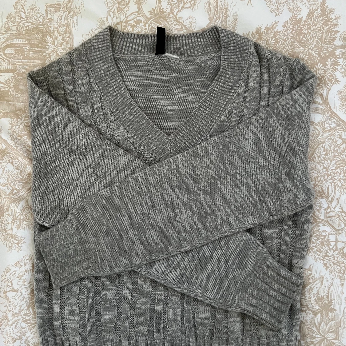 Grå stickad tröja