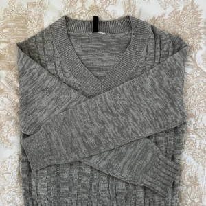 Grå stickad tröja - Använd endast en gång! Från H&M, perfekt skick och skönt material! Alltid öppen för prisförslag💗💗