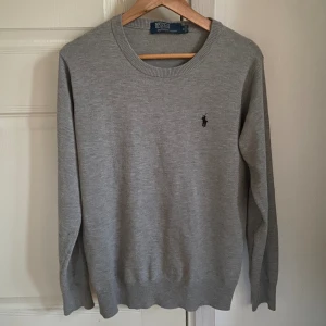Ralph Lauren tröja  - Säljer nu en mycket snygg Ralph Lauren tröja i otroligt bra skick. Den har knappt använts! Storlek M, men kan även passa S. Hör av er vid funderingar!