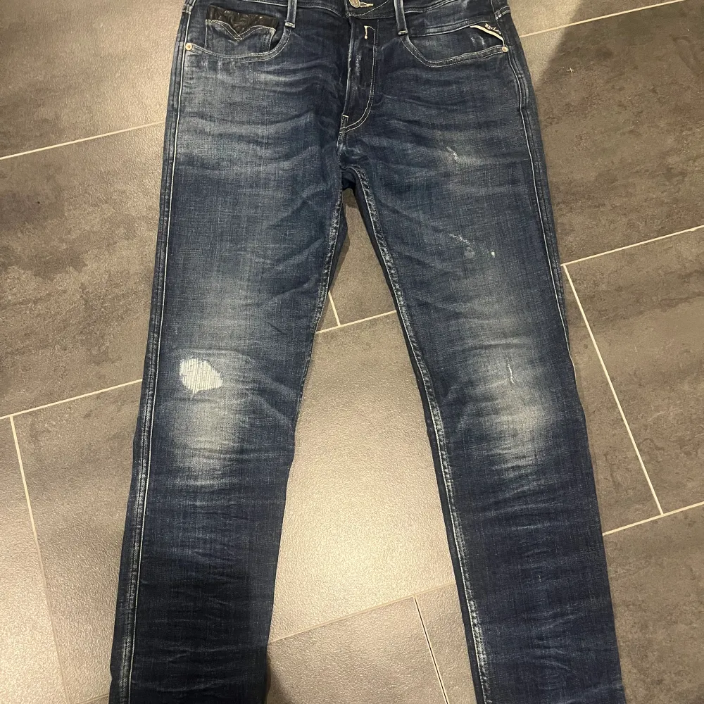 Hej! Jag säljer mina helt nya replay jeans. Det är riktigt sköna och lite slim och är i 10/10 skick. Självklart äkta! . Jeans & Byxor.