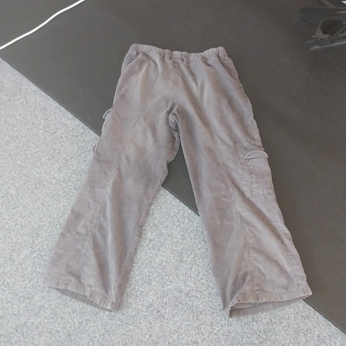 Breda gråa byxor  - 90