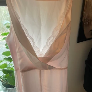 Balklänning  - Säljer min balklänning, använd 1 gång bara! Söt ljusrosa med öppning vid benet! Även spets i ryggen, super söt💓 köpt för 1000kr 