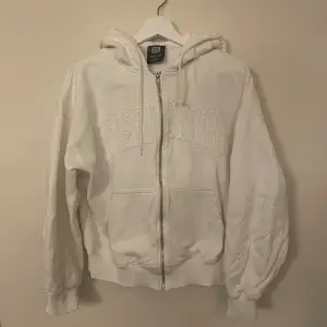 Säljer denna zip-hoodie från sweet sktbs i fint skick då den bara har har använts ca 4-6 gånger. Säljer då jag inte använder den längre. Nypris 900kr