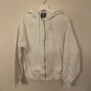 Sweet SKTBS hoodie  - Säljer denna zip-hoodie från sweet sktbs i fint skick då den bara har har använts ca 4-6 gånger. Säljer då jag inte använder den längre. Nypris 900kr
