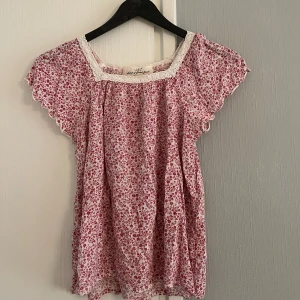 Blommig topp  - Säljer denna jätte gulliga toppen med röda/rosa blommor. Storlek 152 (XS) och köpt på HM. Pris: 80kr🤗
