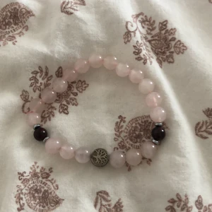 Kristall armband  - Vet ej hur stor e den..Jag har int den på mig längre och vill bli gärna av med den.Kristallerna som är på armbandet är garnet och rosenkvarts :D var dyr som jag har hört