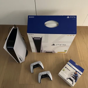 Ps5 disc - Knappt använt och i nyskick!   2 kontroller Stativ Originallådor 