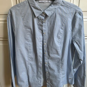 Fin skjorta i blå- vitrandig  - I fint skick. 